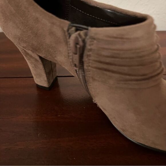 Aerosoles Heelrest Tan Suede Booties with Side Zipper. Size 6.5  New without Tag - Picture 7 of 10
